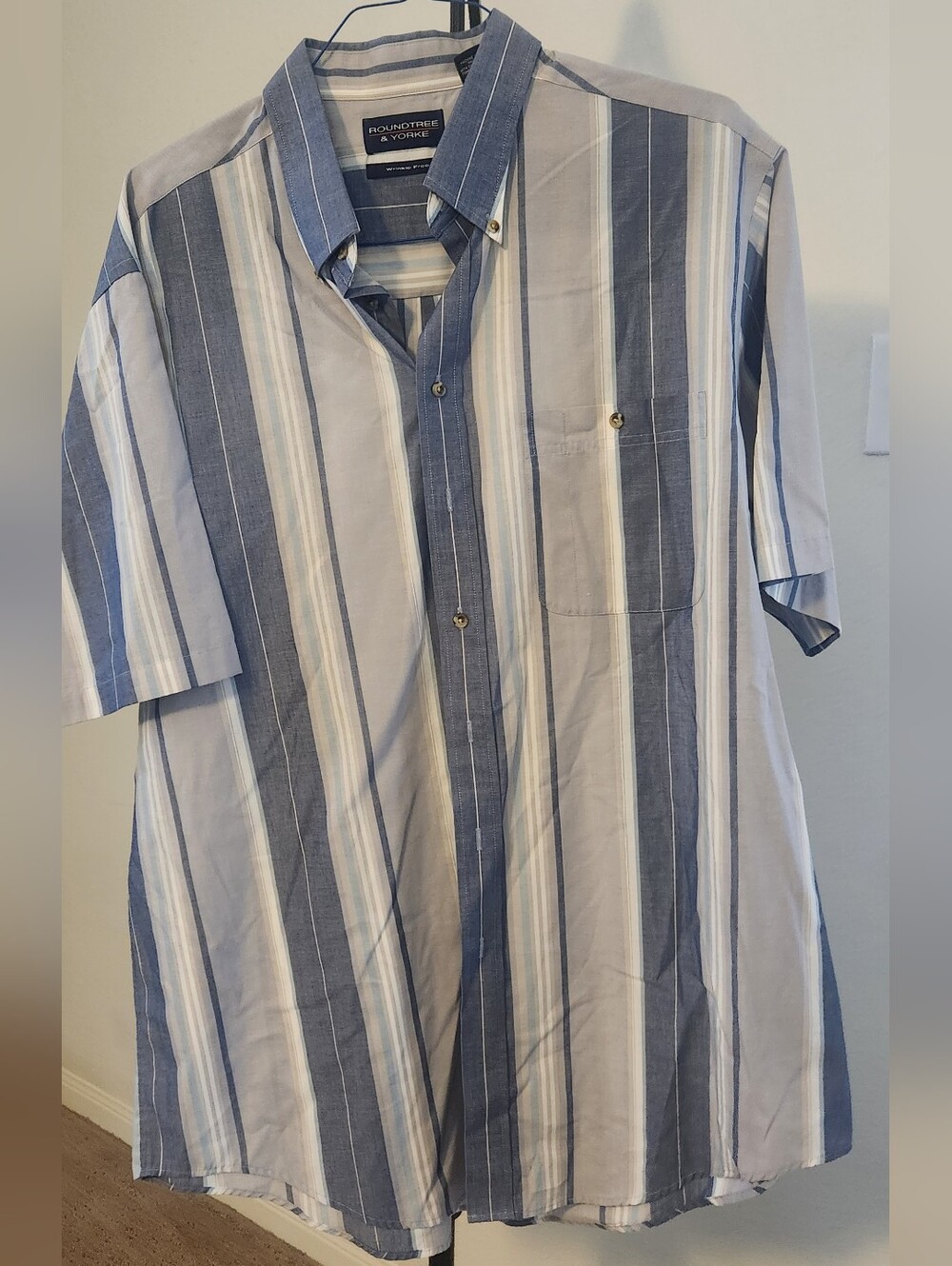 Roundtree & Yorke Blue and White Vertical Stripe Short-Sleeve Button-Down Shirt